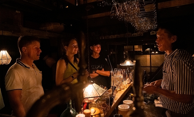 BAR 〜結〜YU：
夜な夜な外国人観光客が集う
飛騨高山の一軒家バー。
＜前編＞