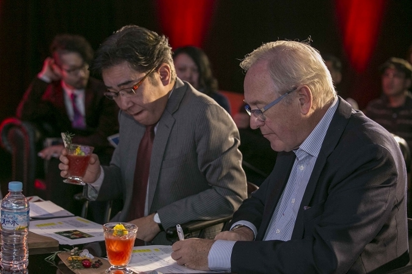 ジャッジを務めたデズモンド・ペイン氏(右)と島田朋彦氏(左)。