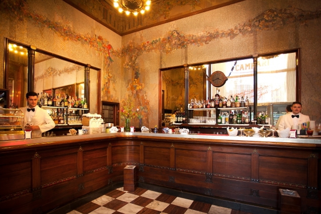 昔のままのバーカウンター