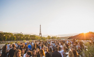 太陽の下で昼からカクテル、
パリの夏はオープンエア人気！
