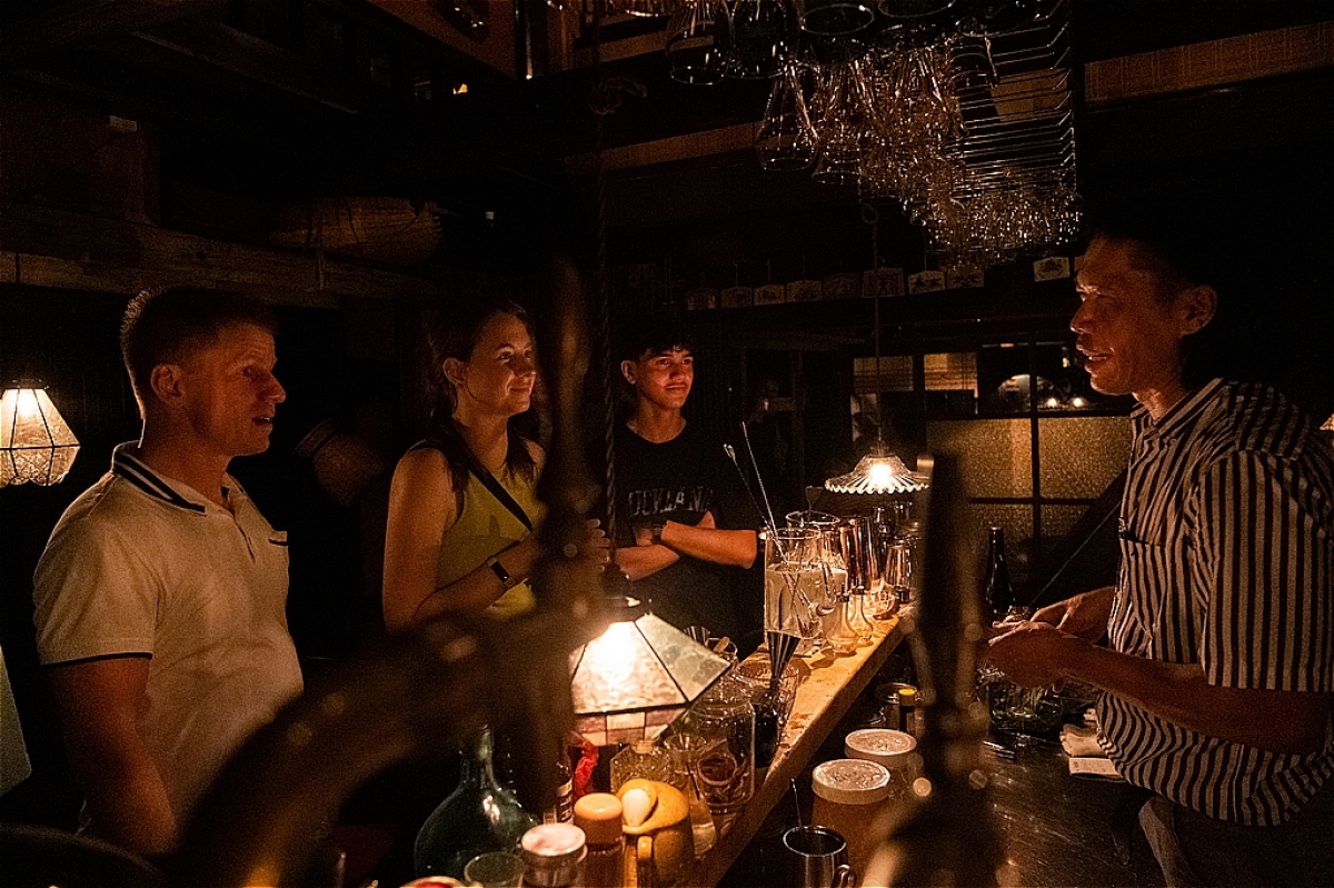 BAR 〜結〜YU：
夜な夜な外国人観光客が集う
飛騨高山の一軒家バー。
＜前編＞