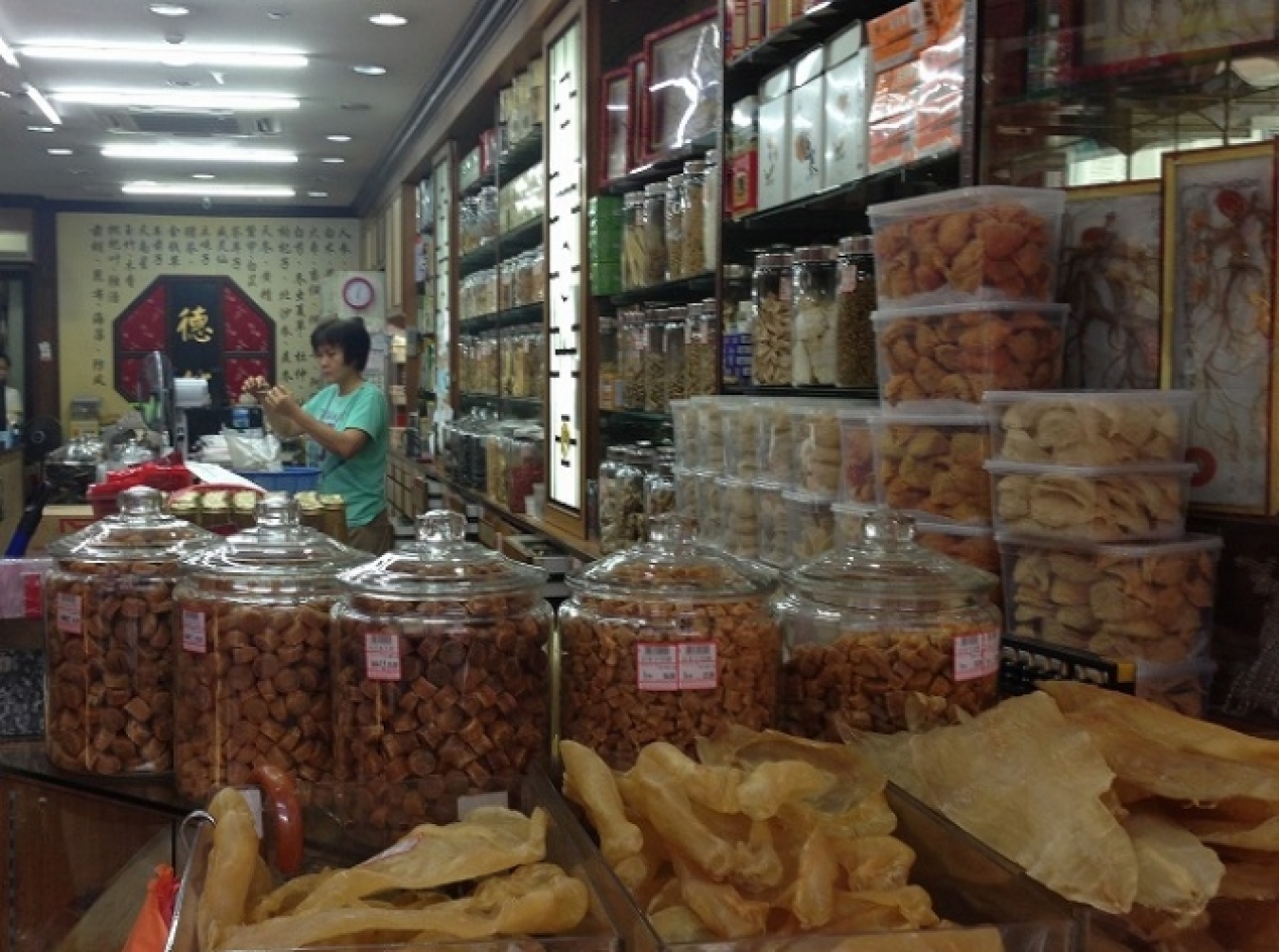 (冒頭写真) Ginseng Negroniは、朝鮮人参(Ginseng)を漬け込んだジンにカンパリ、クコの実シロップ、薬草酒のフェルネットブランカを合わせたオリジナルのネグローニ。(本写真) 生薬を扱う薬局には植物の根や実や皮など、見たこともないような乾物が溢れ、立ち寄るだけでも楽しい。