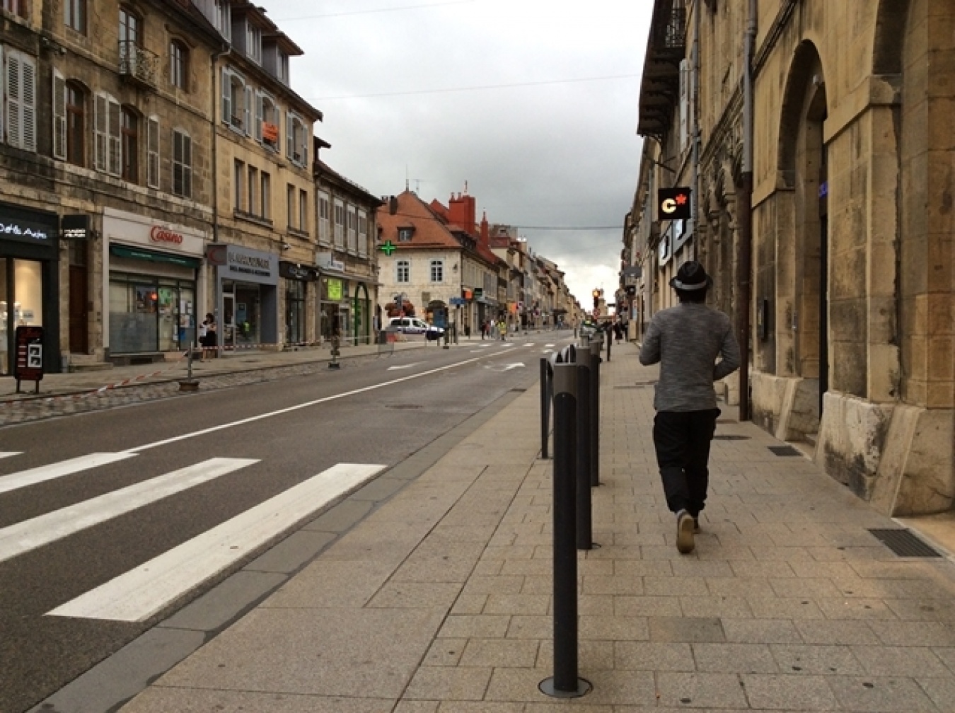 ポンタルリエの目抜き通りにて。