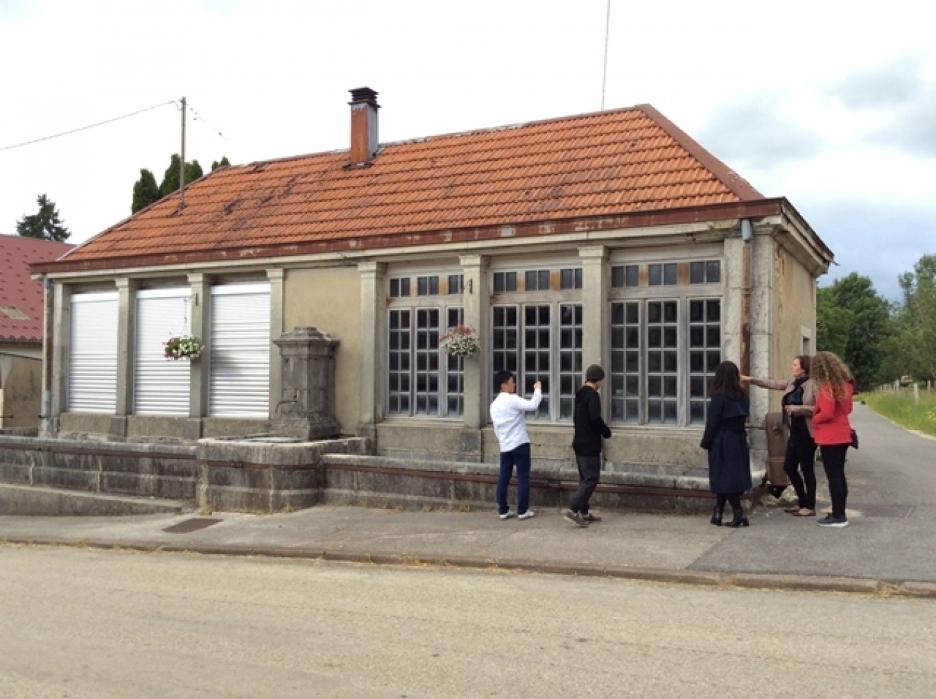 ビアン・レ・ズュジエ村の共同蒸留所。