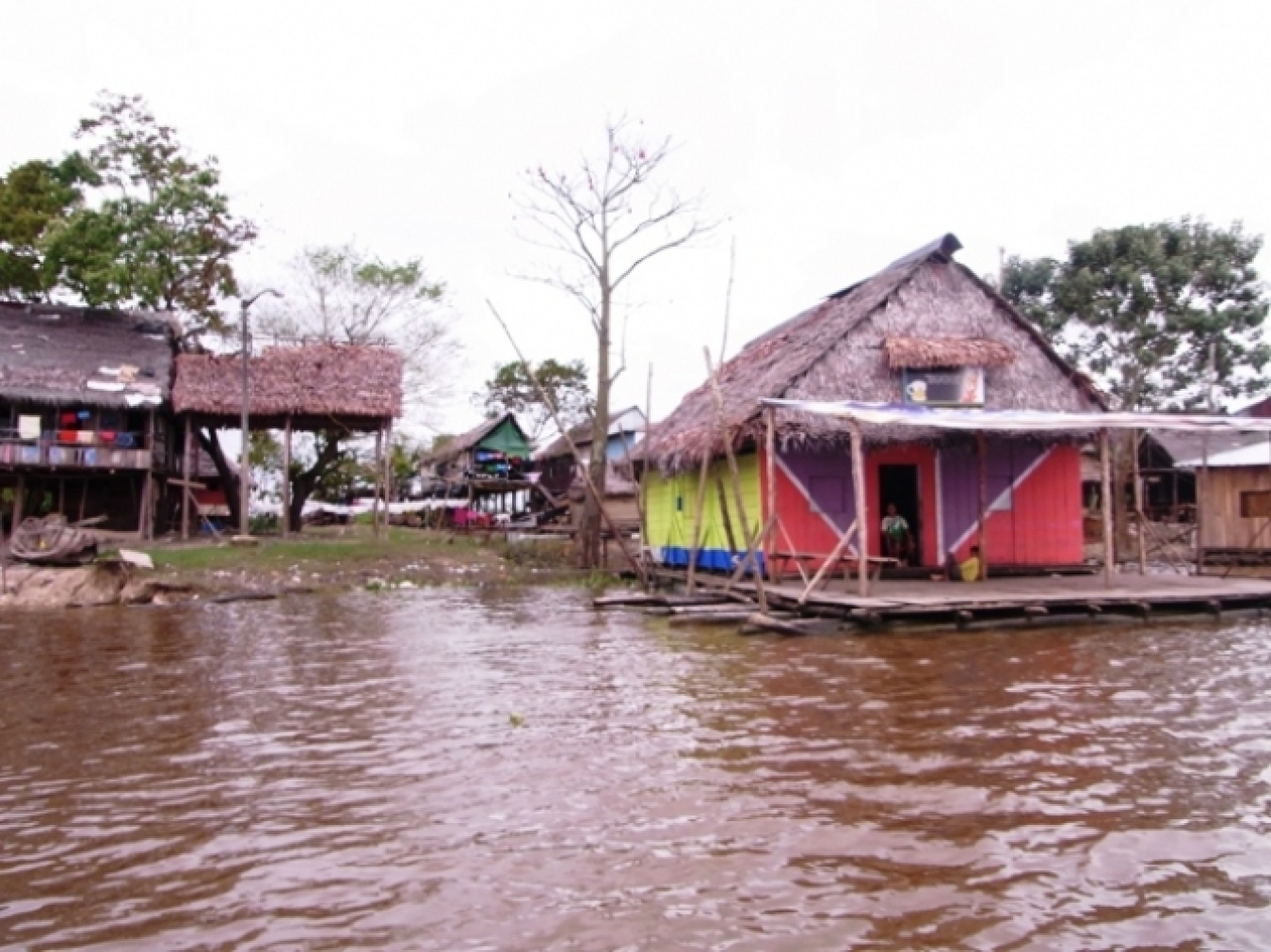 イキトスの水上生活者が暮らす「ベレン・バハ地区」。なんと右の小屋がバー。