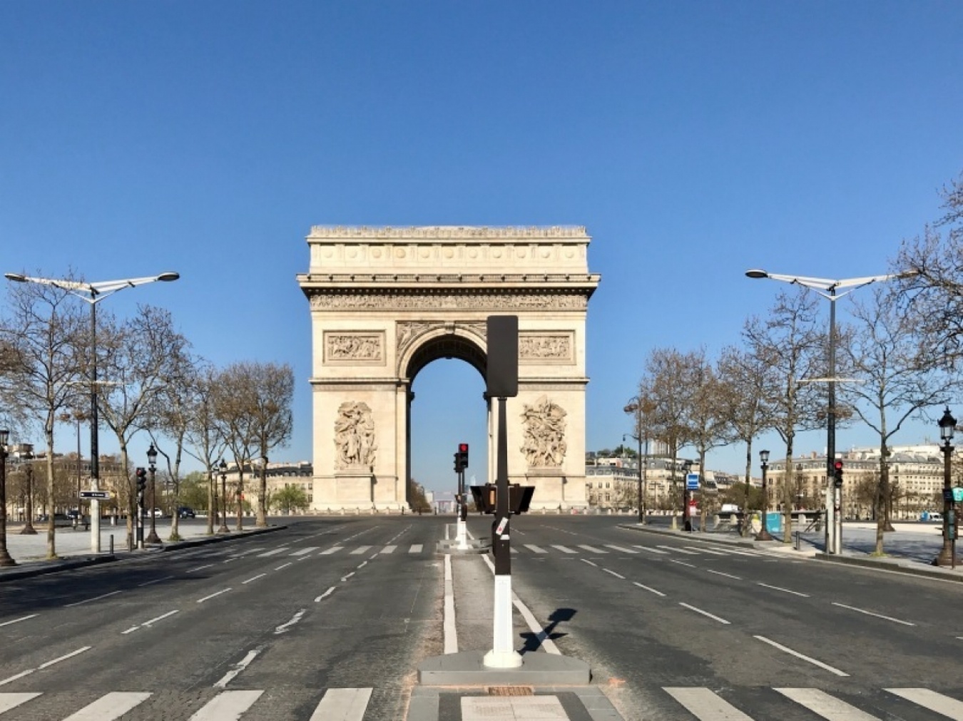 外出制限中のパリは、凱旋門前もこんな寂しい感じ。©Bertrand Gréco