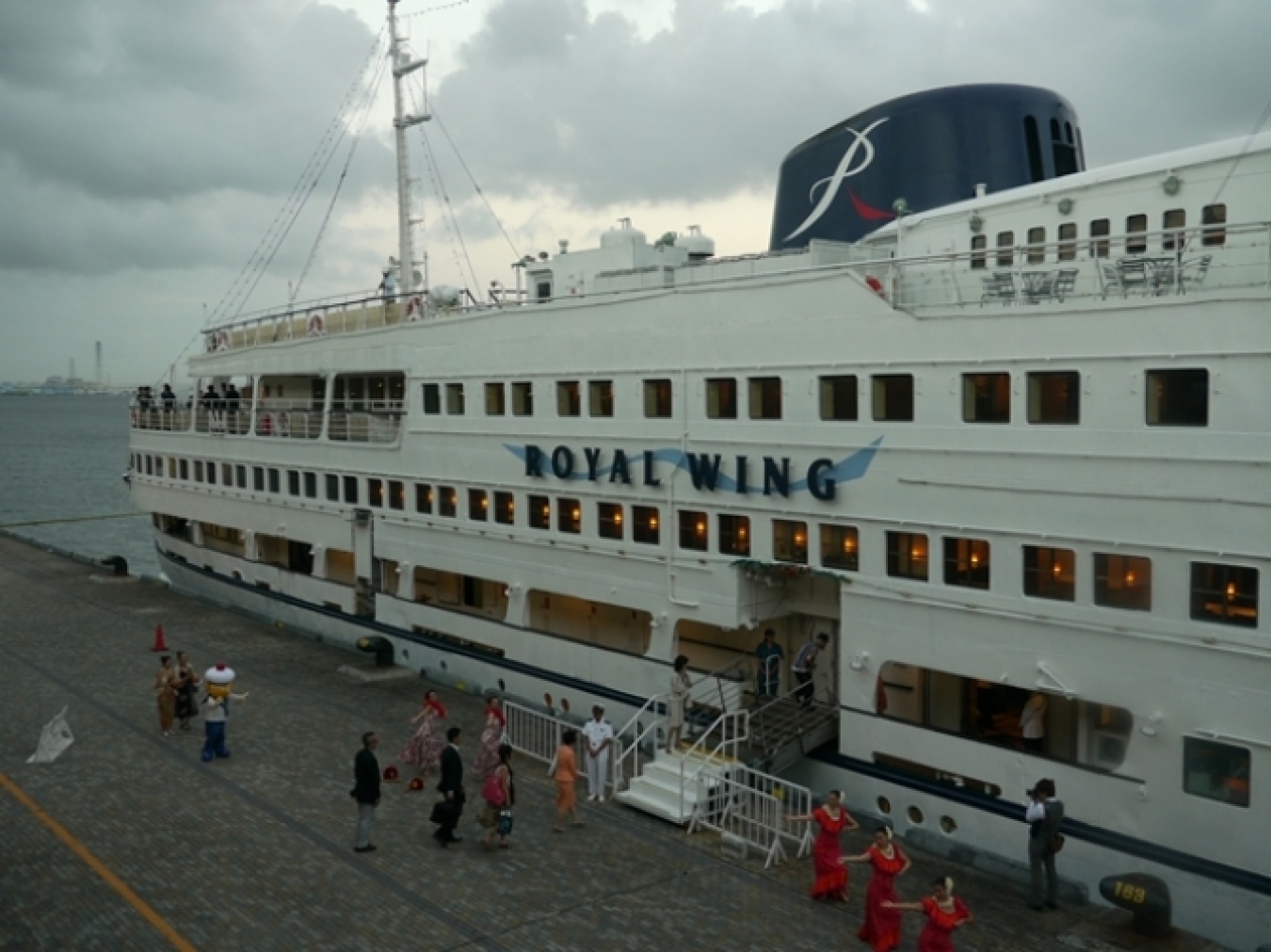これがカクテルクルーズの舞台となる客船「ロイヤルウイング」！