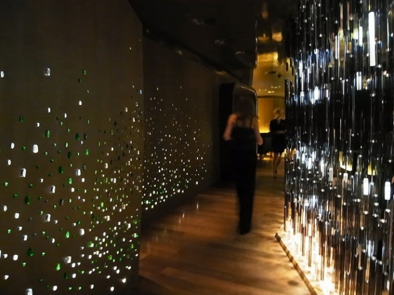 「マンダリンオリエンタル パリ」の「バー8」へつづくアプローチ。