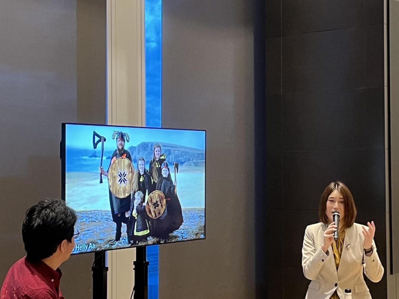 トークセッションではヴァイキングの暮らしが垣間見える興味深い写真も披露された。