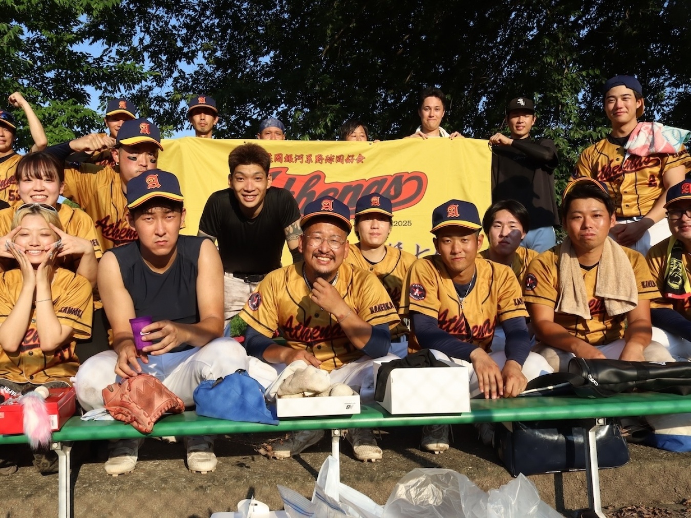 「Athenas」チームメンバーと。お察しの通り、チーム名は『聖闘士星矢』から。「ユニフォームはもちろん、ゴールドクロスを意識した金色!」。