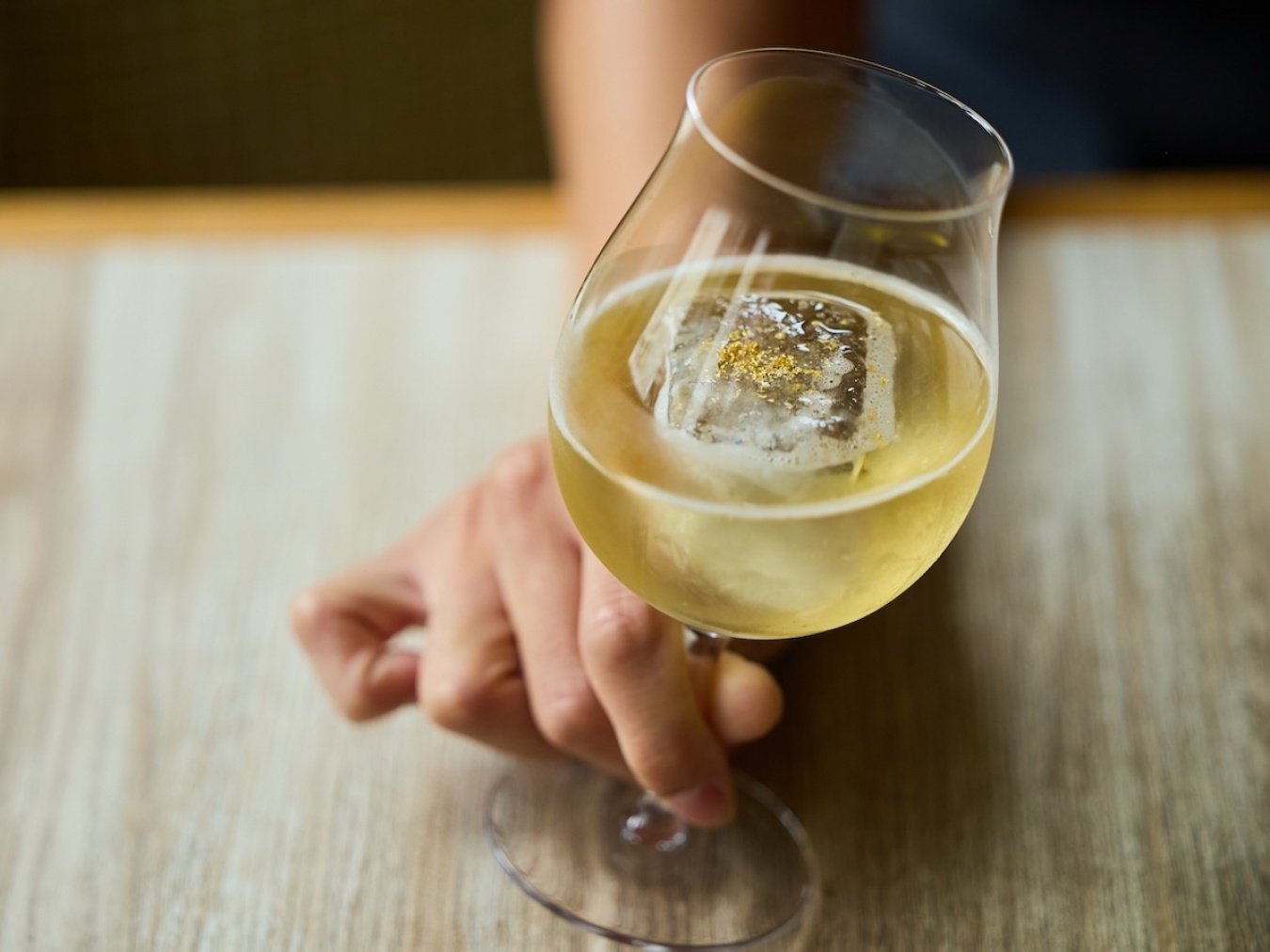 仕上げに金箔を散らし、見た目にも華やかに仕上げた「プラダスプリッツ」。「五感を使って楽しんでいただきたい1杯です」。