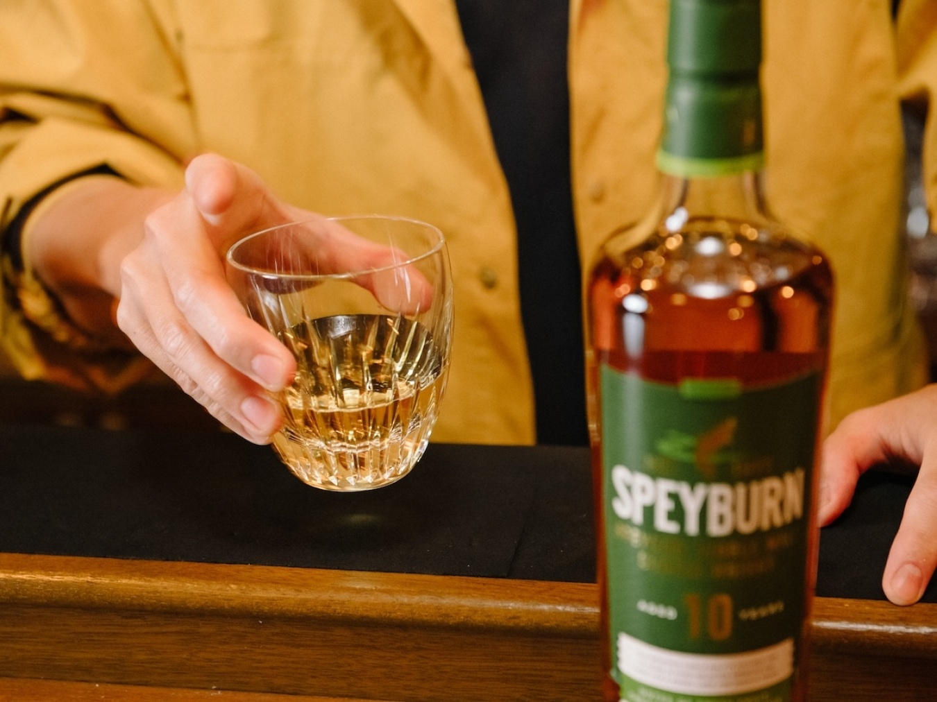 仲市流SPEYBURNのおいしい飲み方を、ロックグラスで提案。ぜひ山のなかでお試しください!