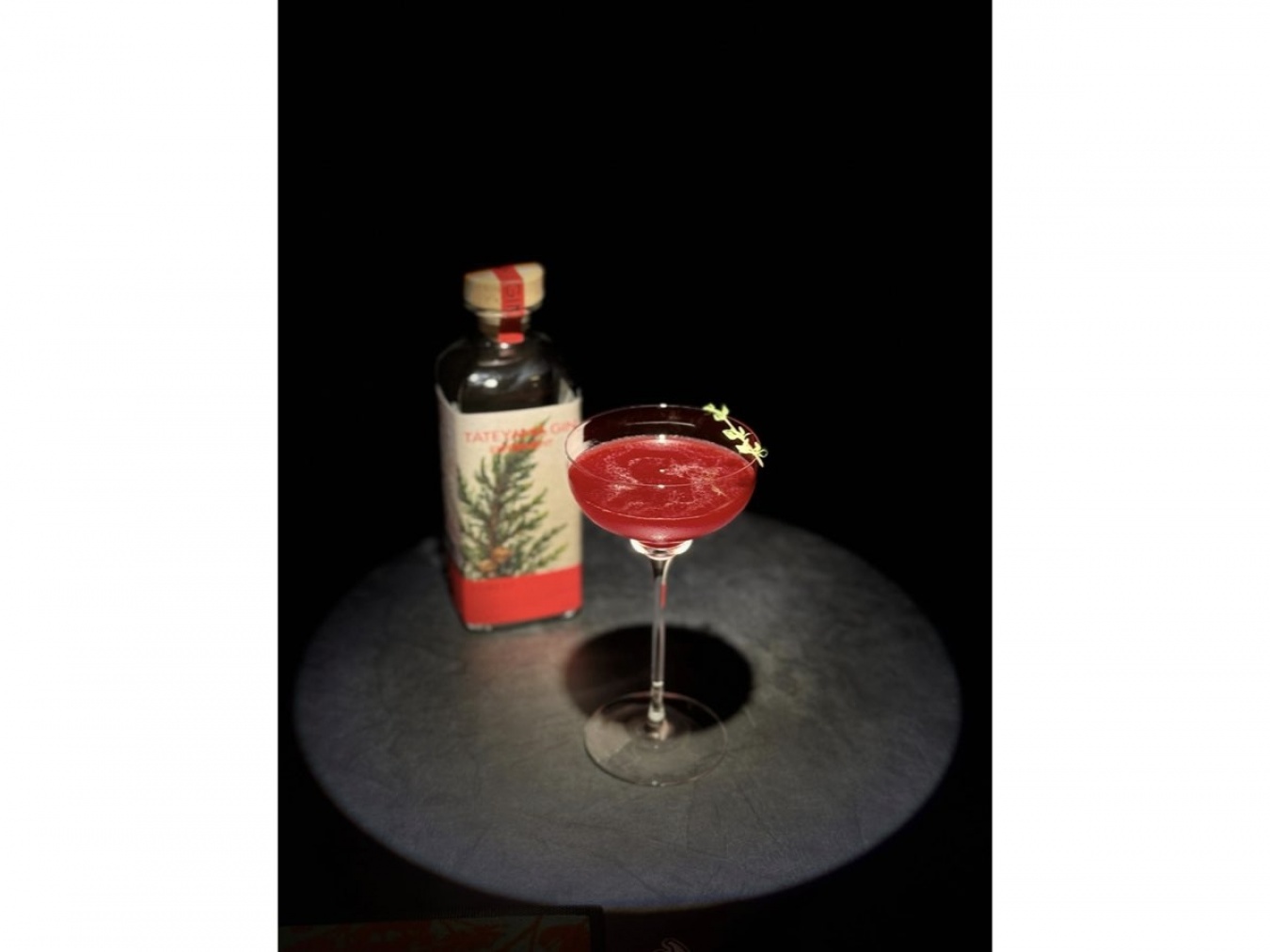 森林を彷徨っているような清々しい香りが魅力的なジンを、カクテルに仕立ててご提供します。