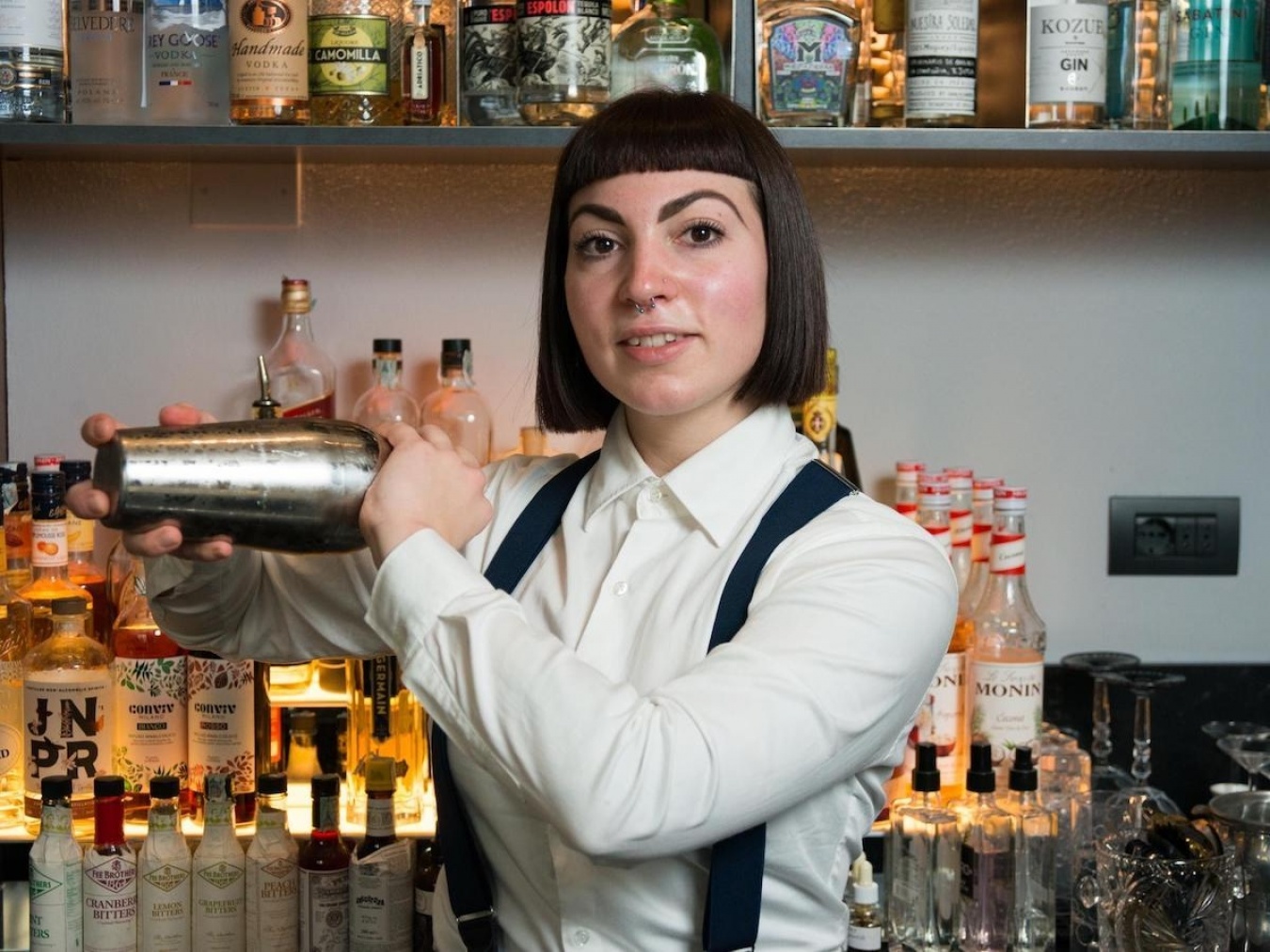 エレオノーラ・ロモリーニはフィレンツェ郊外ポンタッシエヴェ出身の28歳。トップ画像は「グネ」店内の様子。「グネ」とは古代ギリシャ語で女性を意味し、女性たちから感じるしなやかなたくましさへの賛美を込め、女性のゲストに楽しんでもらうことをコンセプトにしている。