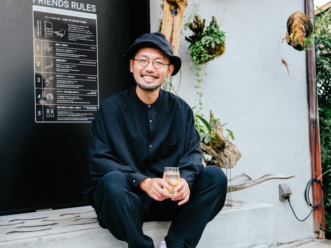 お水取りにハマったという齋藤さん。店内には自家製芳香蒸留水のボトルがずらり!