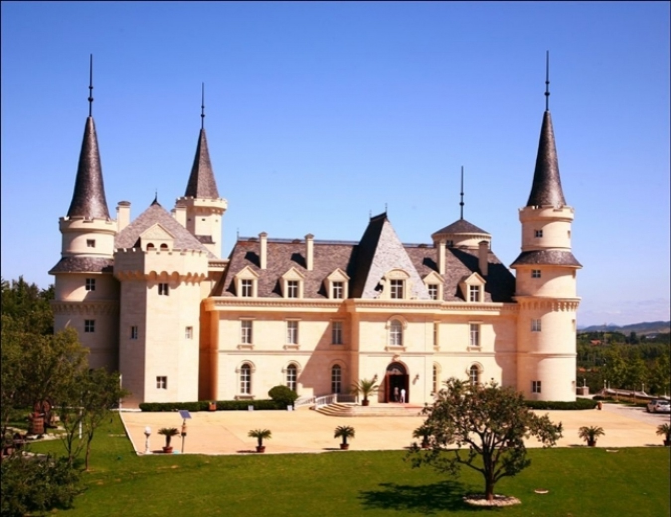 ここはボルドー!?と見まがうようなゴシック様式のシャトーもある。