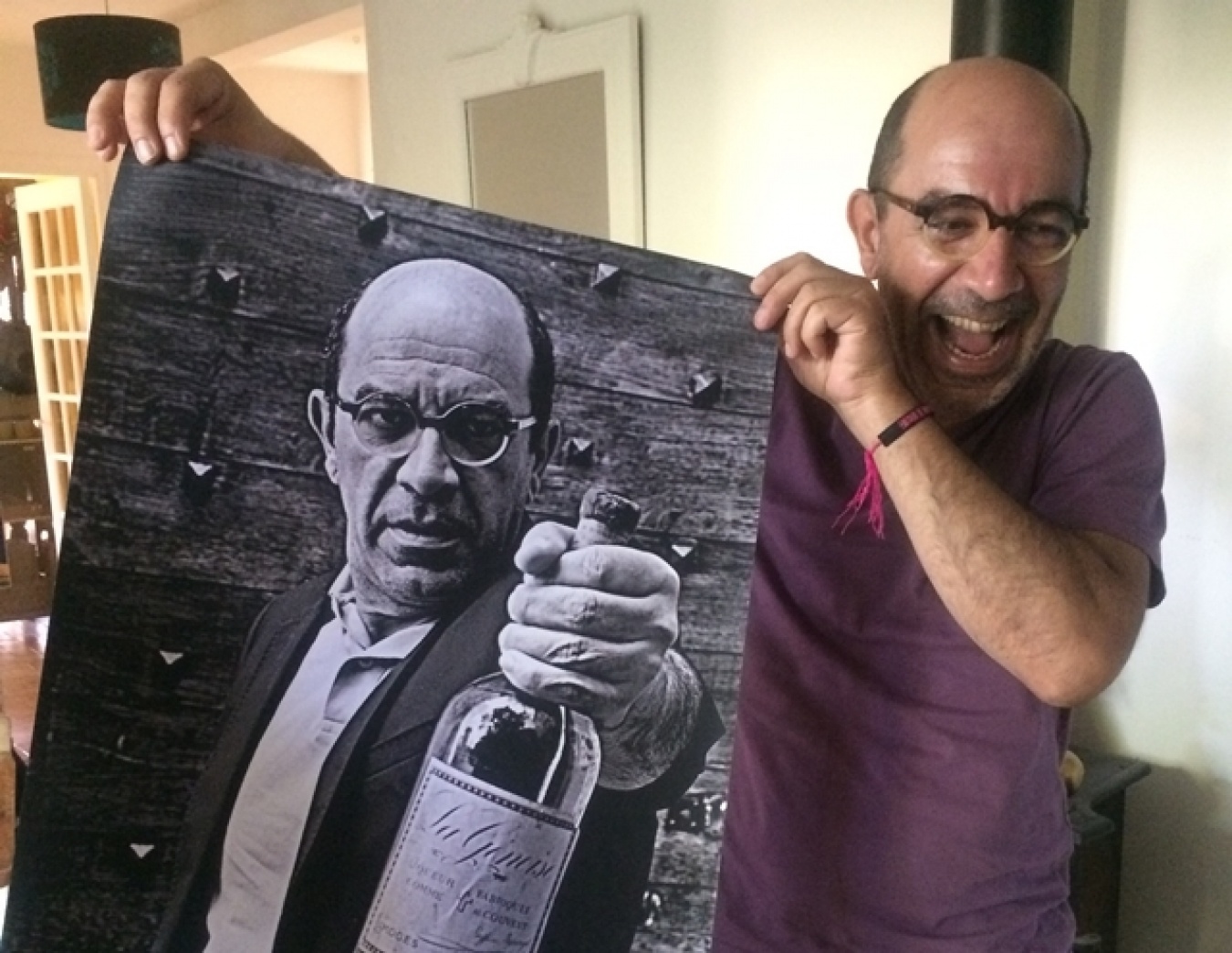 昔の写真を手にご機嫌なカリム・カロームさん。