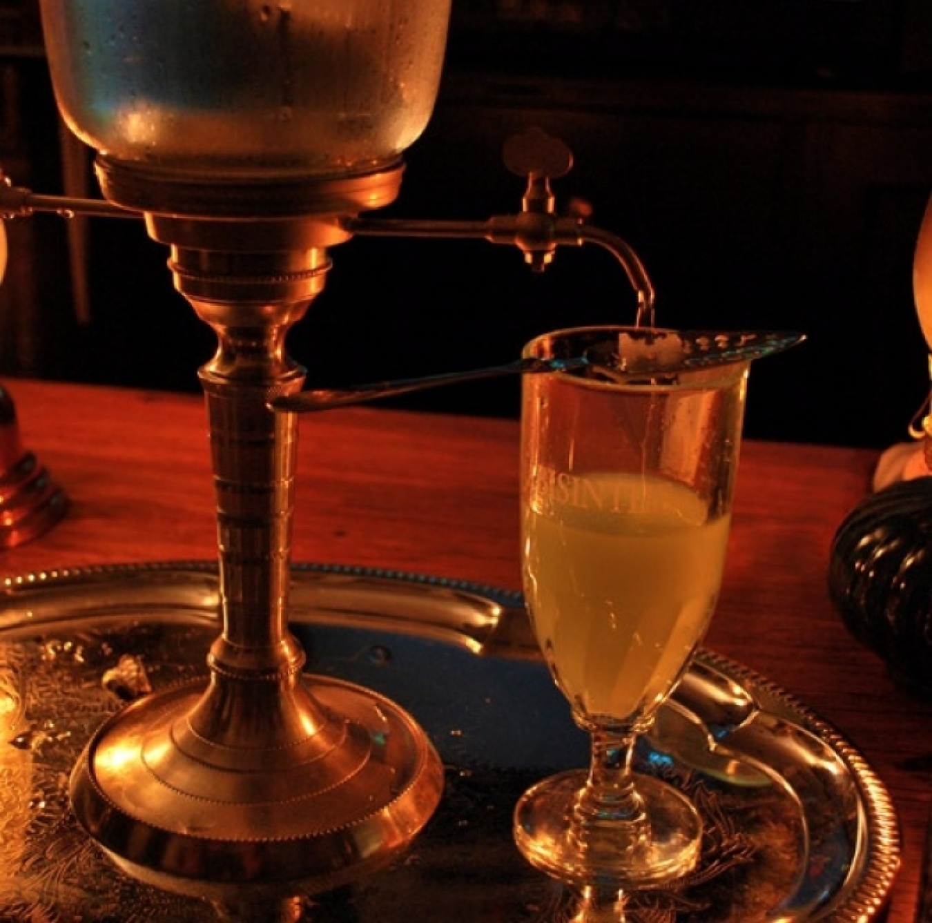 かつてアブサンといえば、角砂糖とスプーンで楽しむスタイルが一般的であったが…