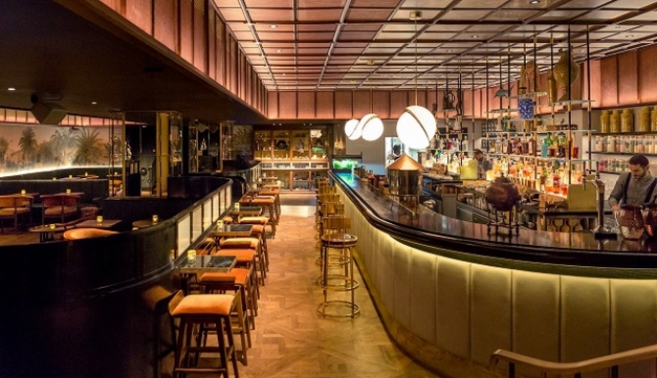 120席という大箱のバー、Orioleの店内。