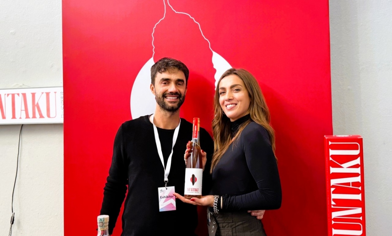 「YUNTAKU」創業者のベネデッタ・サンティネッリさん（右）とシモーネ・ラケッタさん（左）。