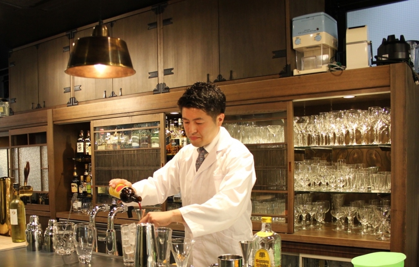 サントリーブランドのドリンクレシピ開発も手がけるドリンクスーパーバイザーの菅野登仁雄さん。