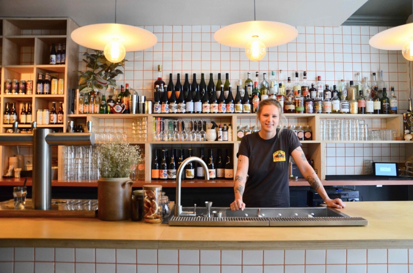 シリンヌ・カバレ＝バゼンヴァル氏と、クラフトビール、ナチュラルワインが並ぶバックバー。