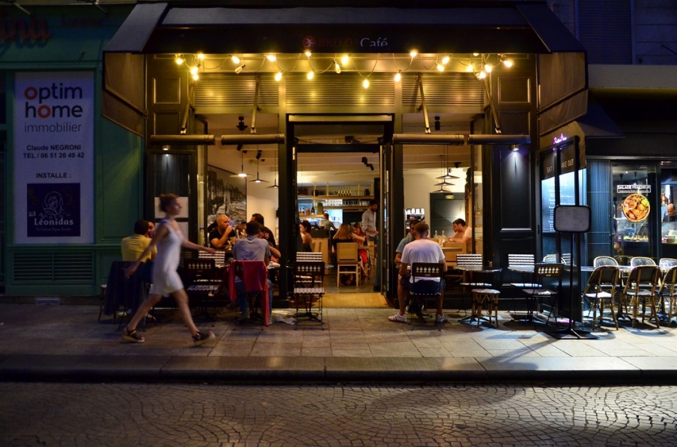 クレープ専門店「ブレッツ・カフェ」のパリ・モントルグイユ店。この地下スペースにカクテルバーがある。