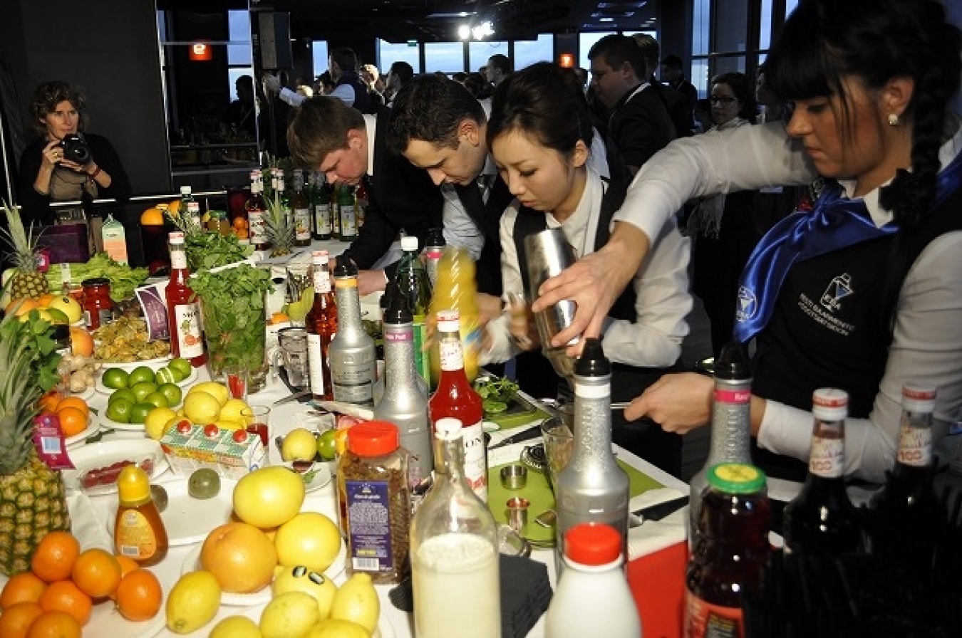 グランドファイナルのパフォーマンス前、即興でオリジナルのレシピを検討するファイナリストたち。