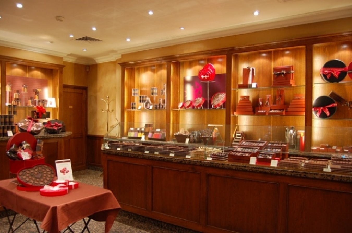 バレンタインギフトで店内が彩られる「ラ・メゾン・デュ・ショコラ」。