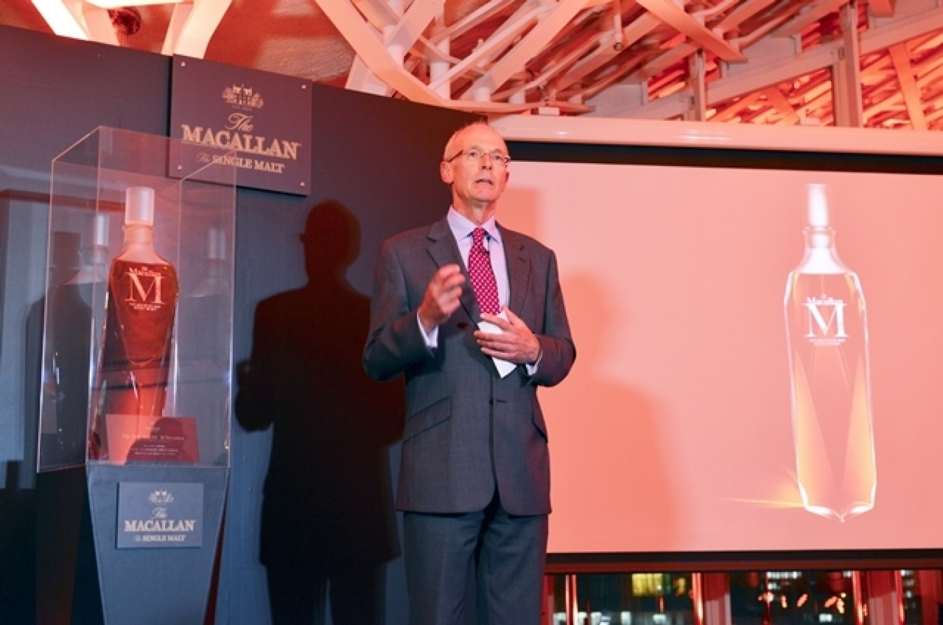 デイビッド・コックス氏と、その左に鎮座する「ザ・マッカラン Mデキャンタ」の6ℓボトル！ 