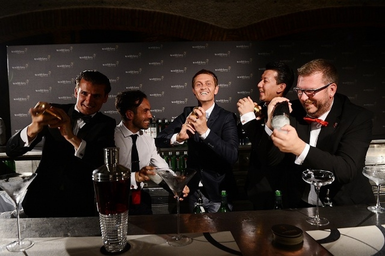 授賞式では日本の大竹学氏を含め、歴代5人のチャンピオンがセレブレーションシェイクを行った。