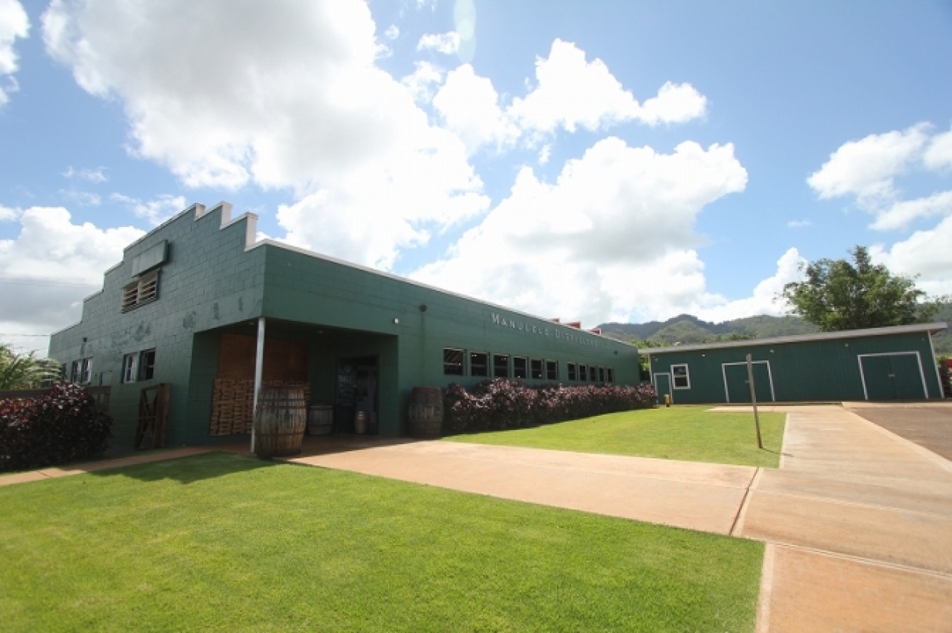 1959年建造のジェネラルストアを改装したマヌレレ蒸溜所。