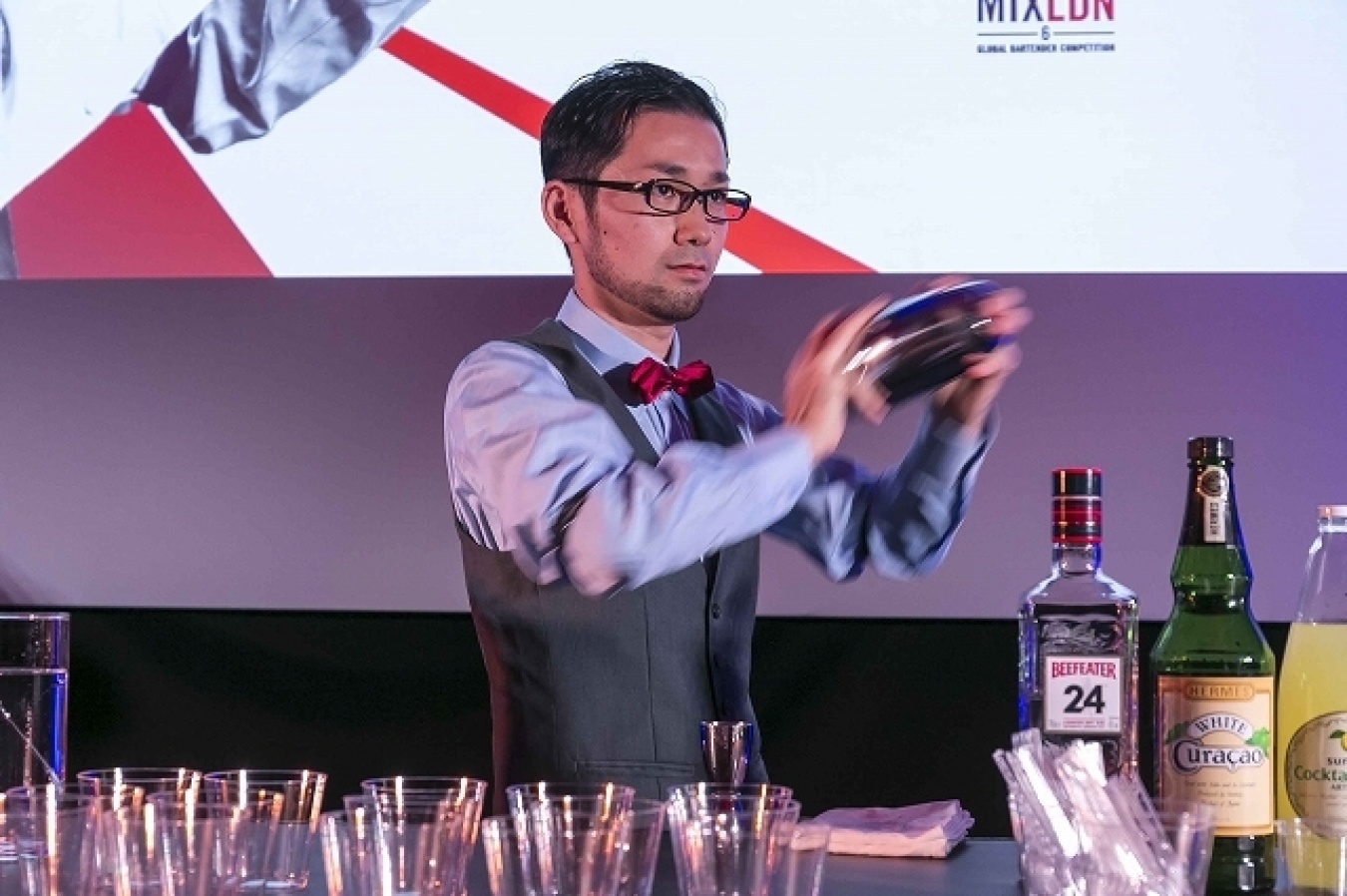 優勝を決めた後、ウイニングシェークをする藤倉正法さん。