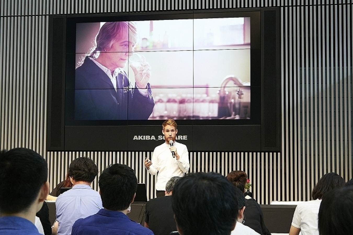 Gin Live Tokyoにて。後ろのスクリーンに映っているのが、女性マスターディスティラーのレスリー・グレイシーさん。