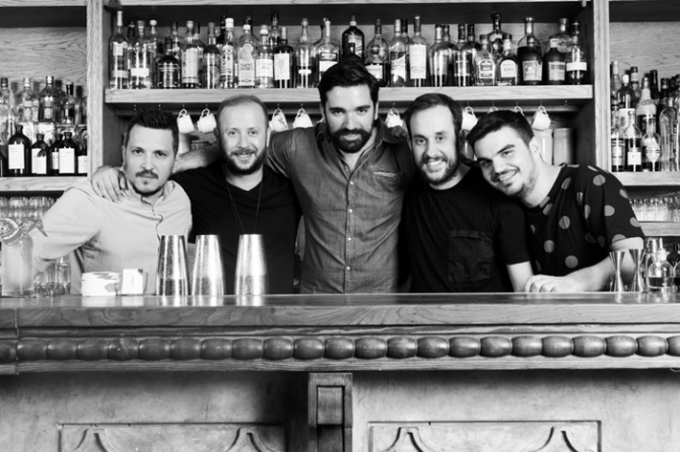 「ザ・クラムジーズ」の経営者たち。一番右がヴァシリス・キリツィス、右から二番目がニコス・バクーリス。