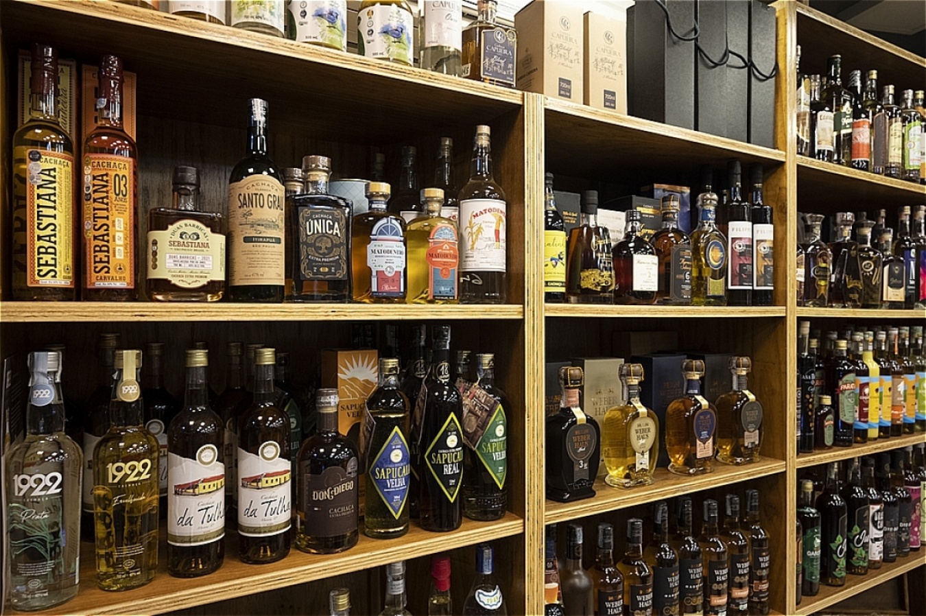 生産地の地域別に陳列されたカシャッサ。容器やラベルデザインも洗練されてきている。