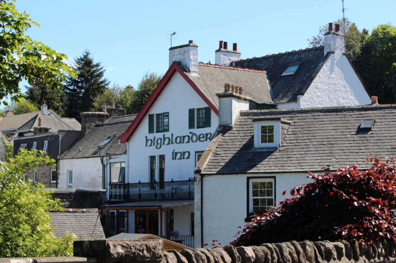 クレイゲラヒ村にある「The Highlander Inn」。筆者撮影