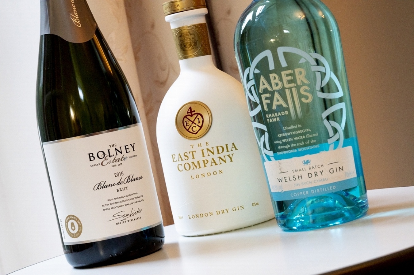 会場には日本未発売、かつ要注目の英国産のリカー類も並んだ。左からイングリッシュ・スパークリングワインの「ボルニー」、クラフトジンの「イースト・インディア・カンパニー」、同じくクラフトジンの「アバフォールズ」。