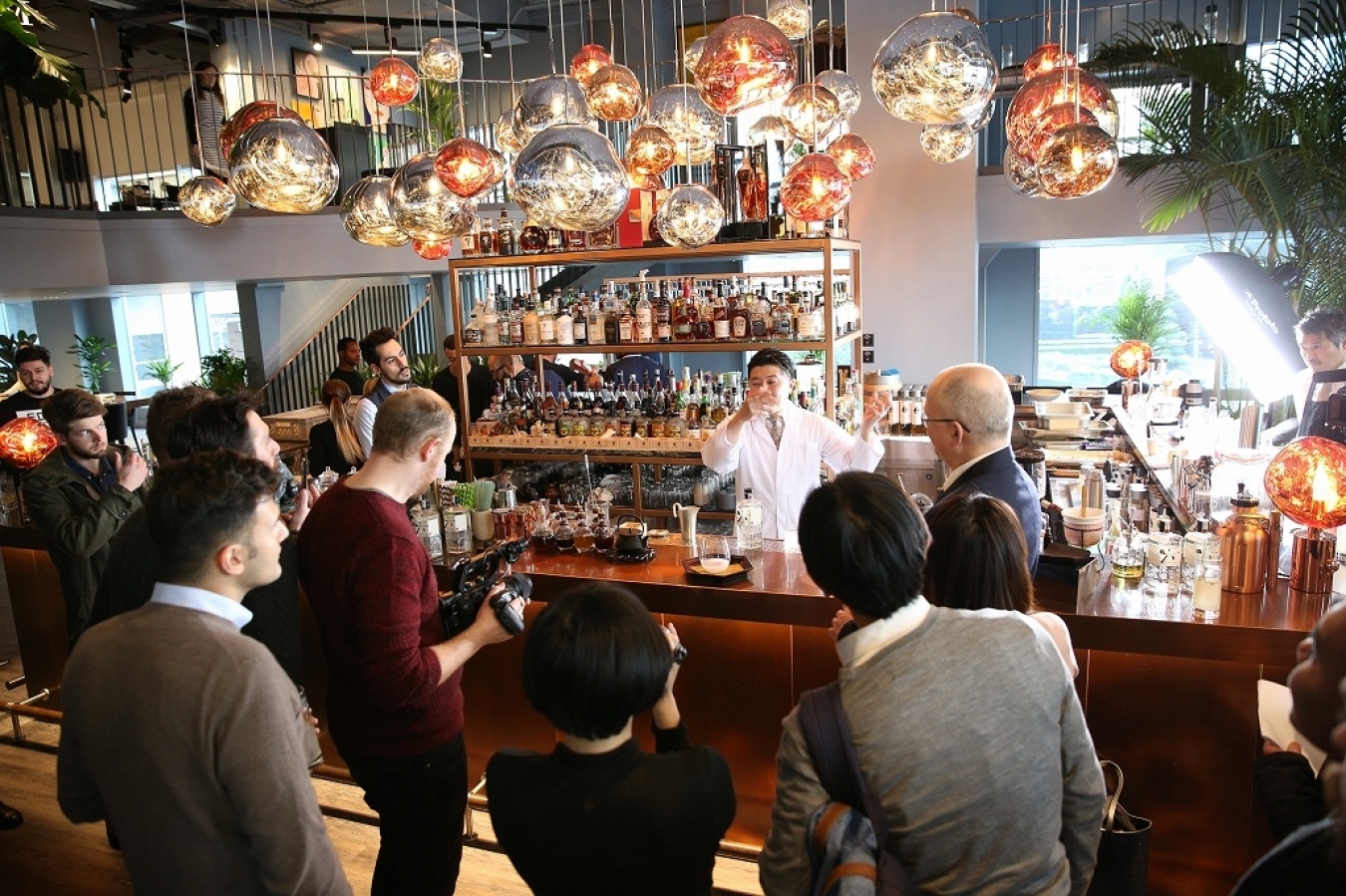 ロンドンの「ROKU」ローンチイベントにて、菅野さんのプレゼンテーション。