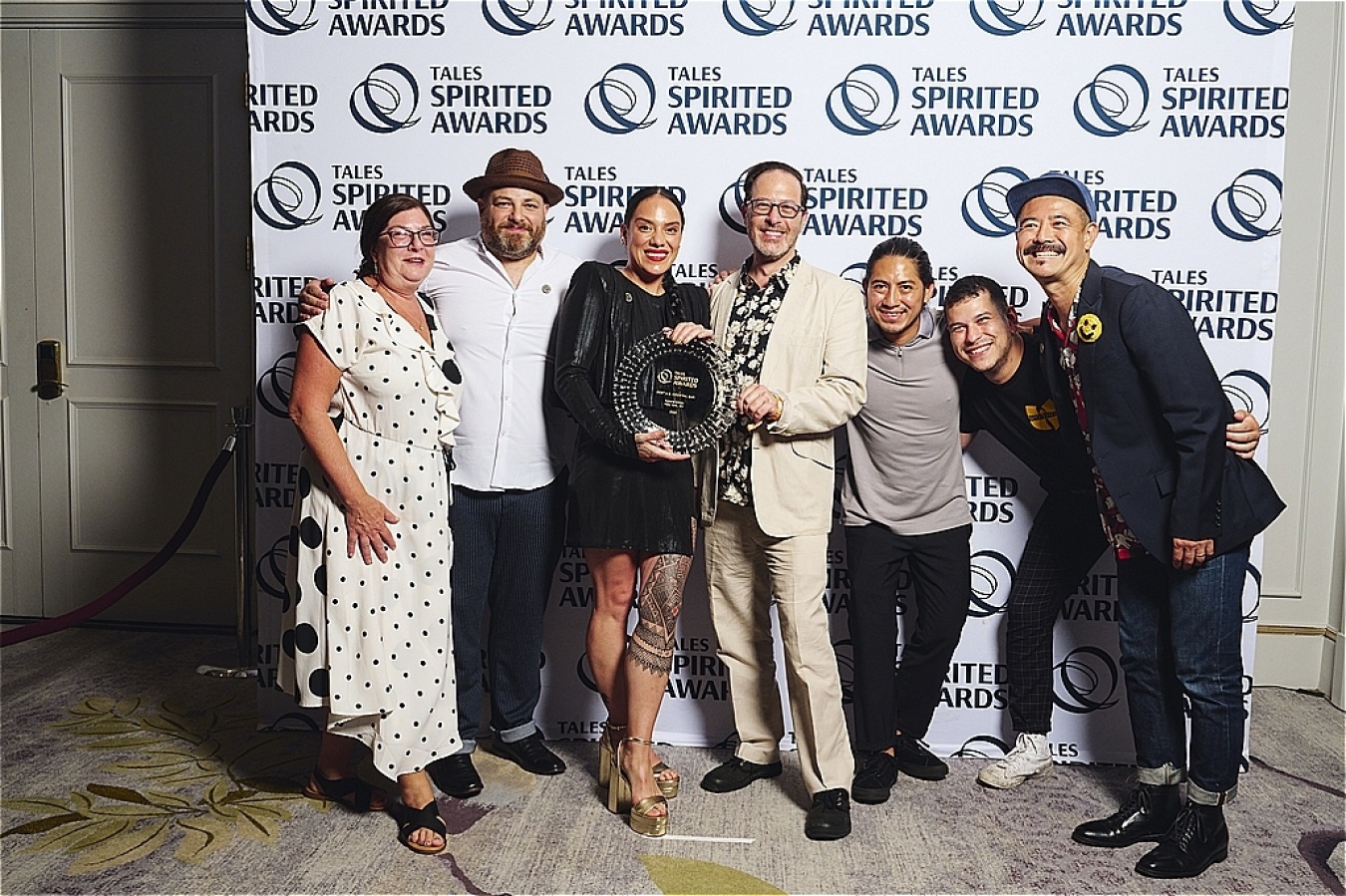 Masa Urushido（右）をはじめとするKatana Kittenのバーチーム。© Cory Fontenot