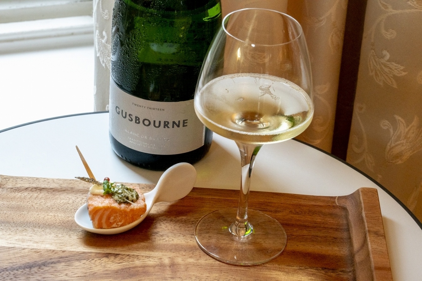 スコットランド産サーモンとイングリッシュ・スパークリングワイン「ガズボーン・エステイト」。