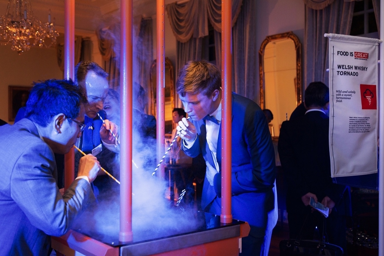 ウェールズの「ウイスキー・トルネード（竜巻）」のインスタレーション。