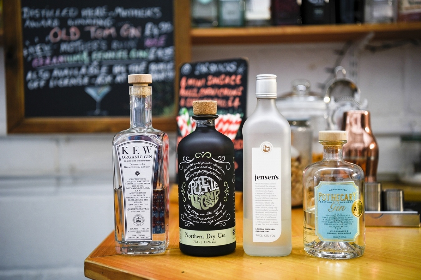 ベッキーさんお気に入りの英国産ジン。左から「キュー・オーガニック・ジン」「ノーザン・ドライジン」 「ジェンセンズ・オールド・トム・ジン」「ポセカリー・ジン」。