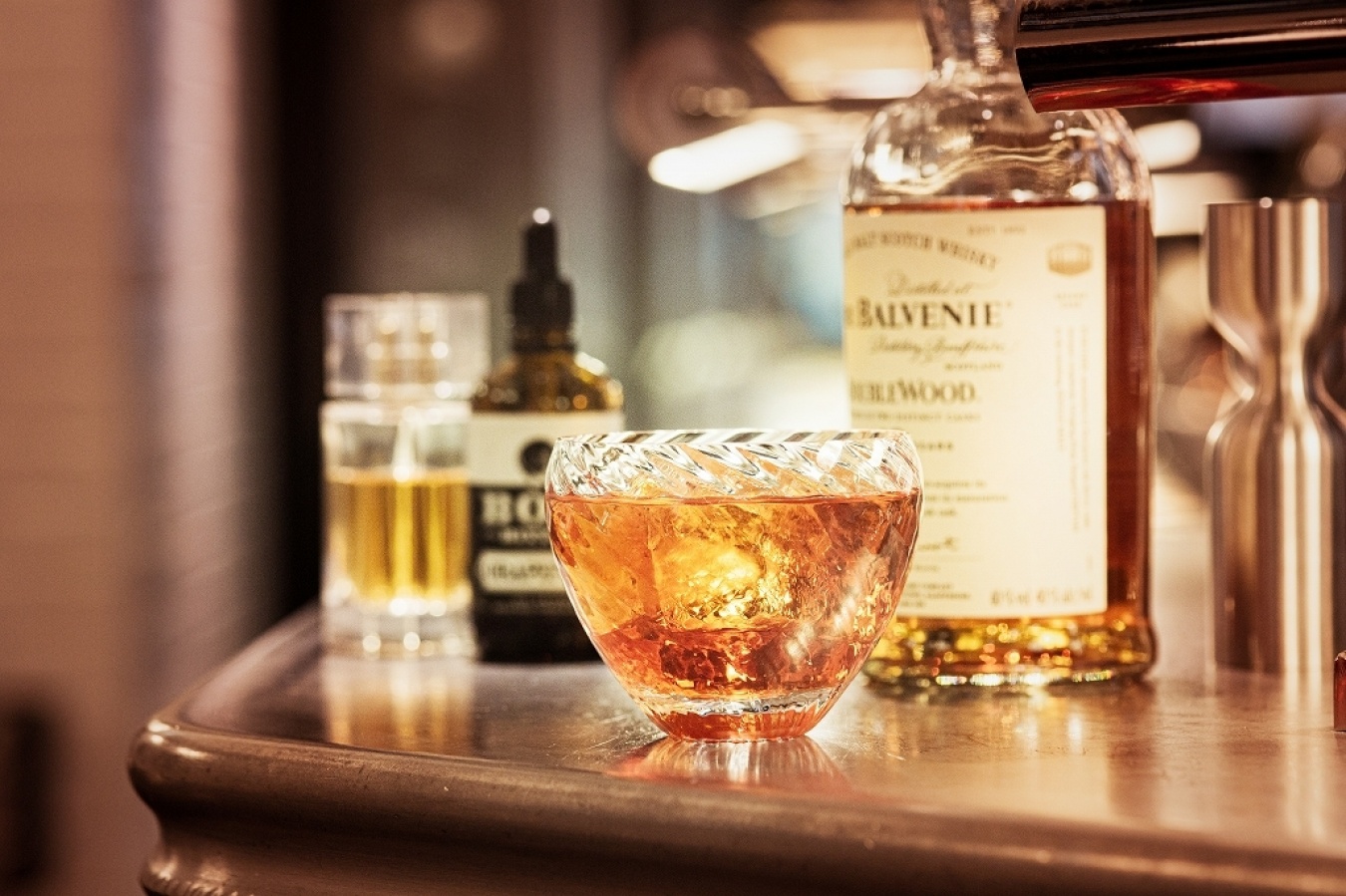 英国産モルトウイスキーを使用した「スモーキー・ネグローニ」。