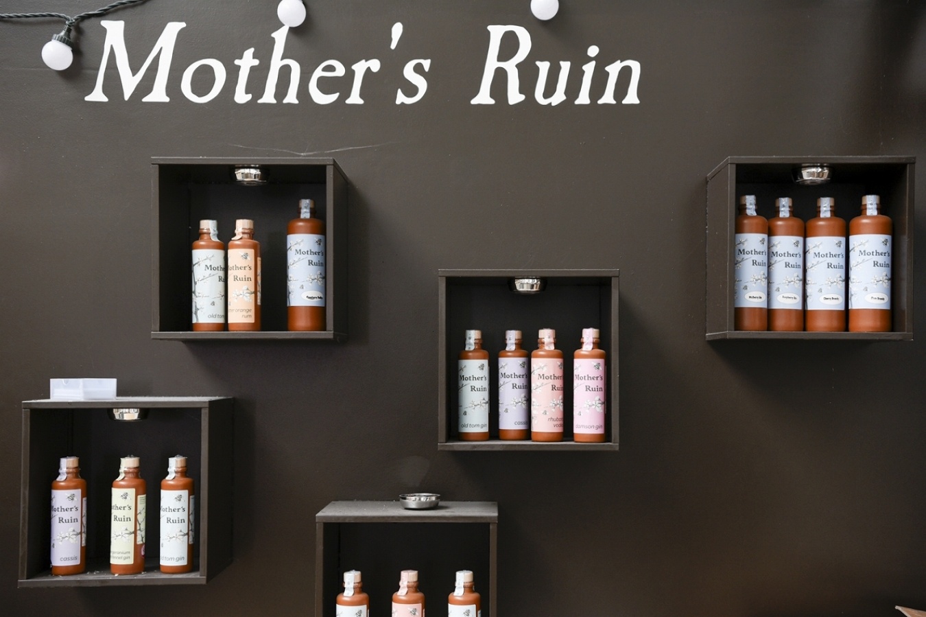 「マザーズ・ルーイン」オリジナルのジンのラインナップ。