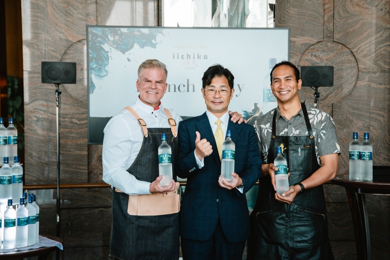 真ん中が三和酒類代表取締役社長の西和紀さん。左はゲストバーテンダーのレオさん、右はケヴィンさん。