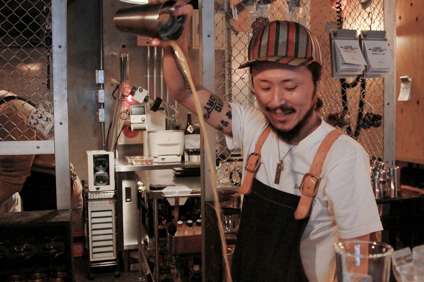 齋藤恵太。ワールドクラス2011および2015 日本大会ファイナリスト。バーに関するすべてを創作するバーテンディングプロジェクト「LIQUID WORKS」代表。その拠点となるバー&コワーキングスペース「LIQUID FACTORY」工場長。