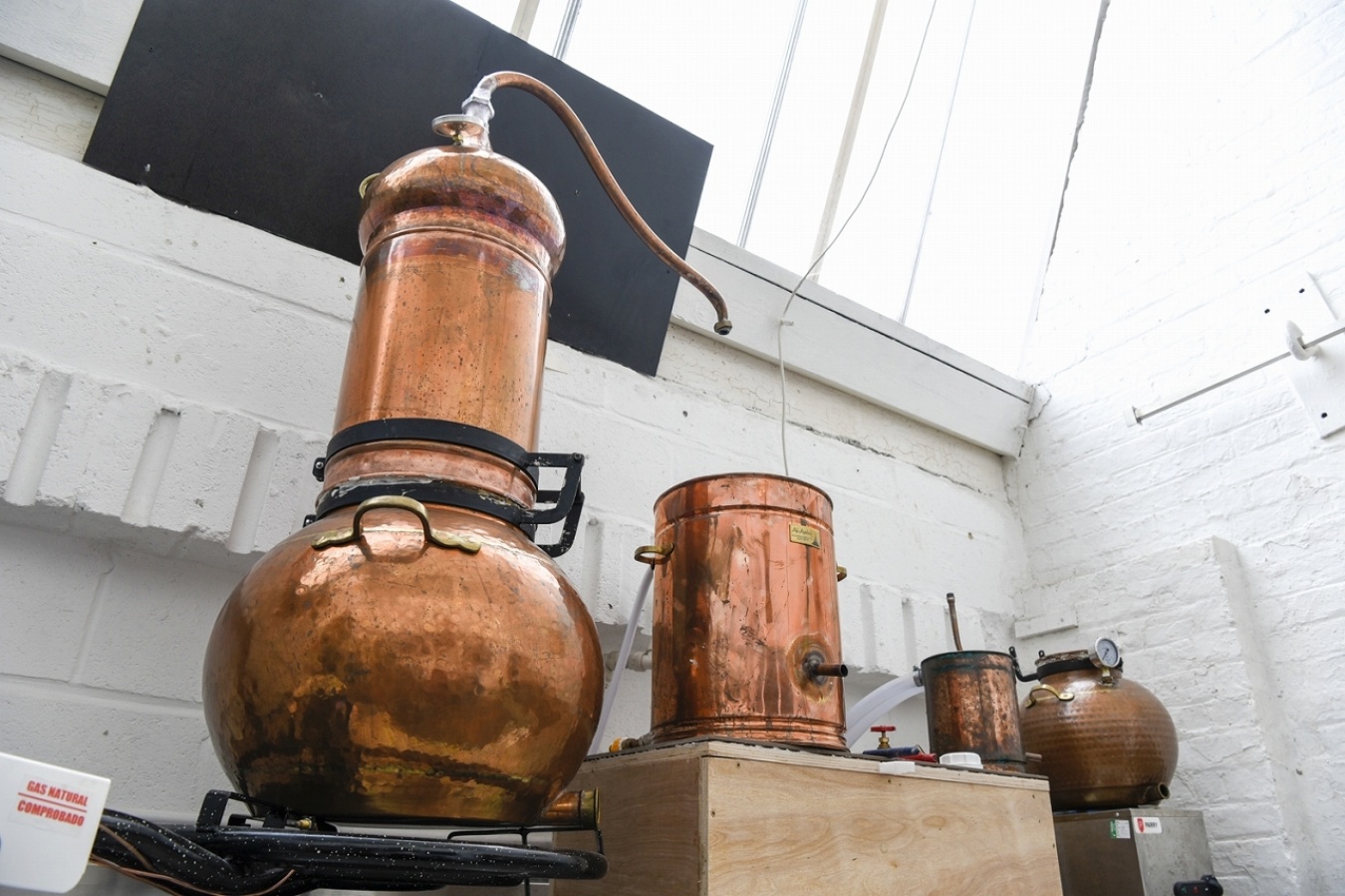 蒸溜所というよりキッチンのような「マザーズ・ルーイン」内部。