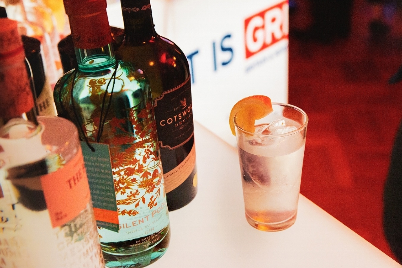 「コッツウォルズ ジン」（右）と「サイレントプール ジン」（中）。