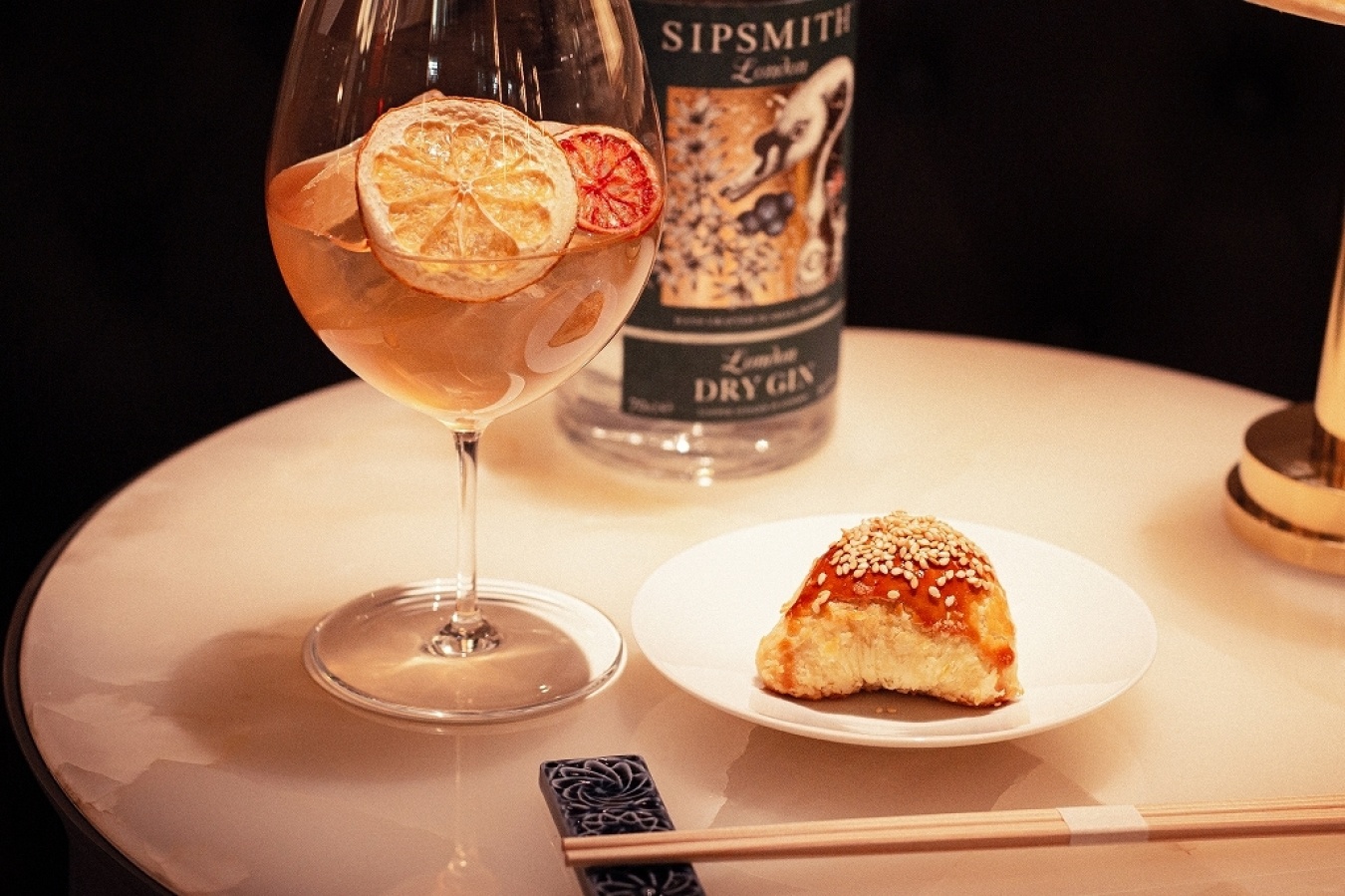 YAUMAYの名物料理「ヴェニソンパフ」とカクテル「マイ・ディア・ジャスミン」。